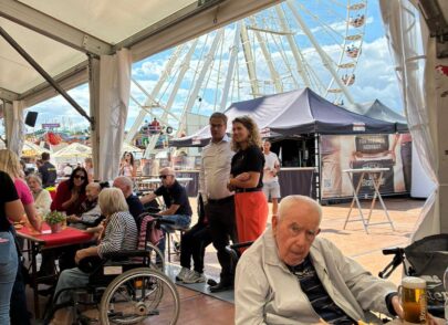 Festzelt mit Riesenrad im Hintergrund