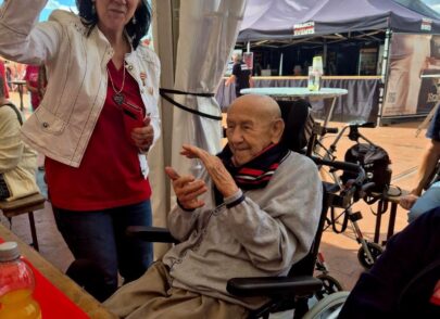 Bewohner mit Rollstuhl im Festzelt