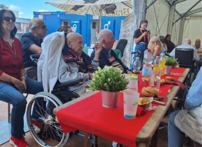 Bewohner feiern im Festzelt