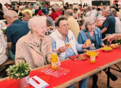 Bewohnerinnen speisen im Festzelt